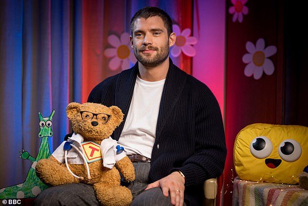 سيحضر نجم سوبرمان الجديد بطله الخارق لجمهور الأطفال على CBEebies و BBC iPlayer ، ليتزامن مع إصدار الفيلم الذي طال انتظاره يوم الجمعة