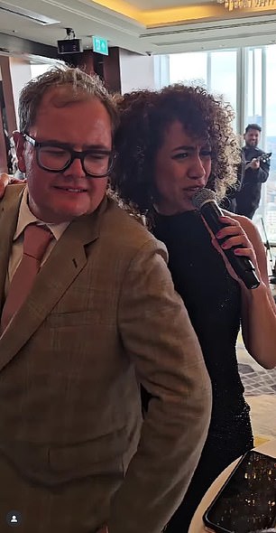 شوهد آلان كار وهو يستمتع بنفسه كما رقص هو وزميله الكوميدي