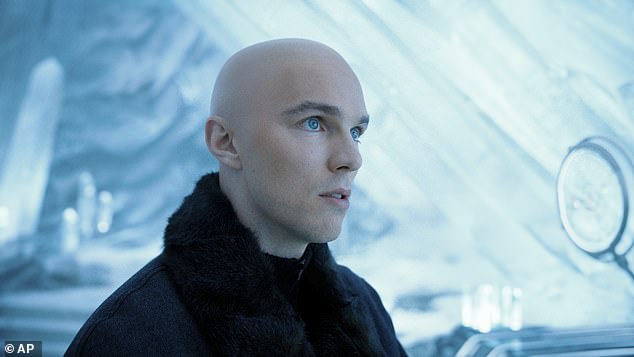 تصوير النجم البريطاني نيكولاس هولت لخصم Lex Luthor يفوز بالثناء في مراجعة مبكرة من The Daily Beast