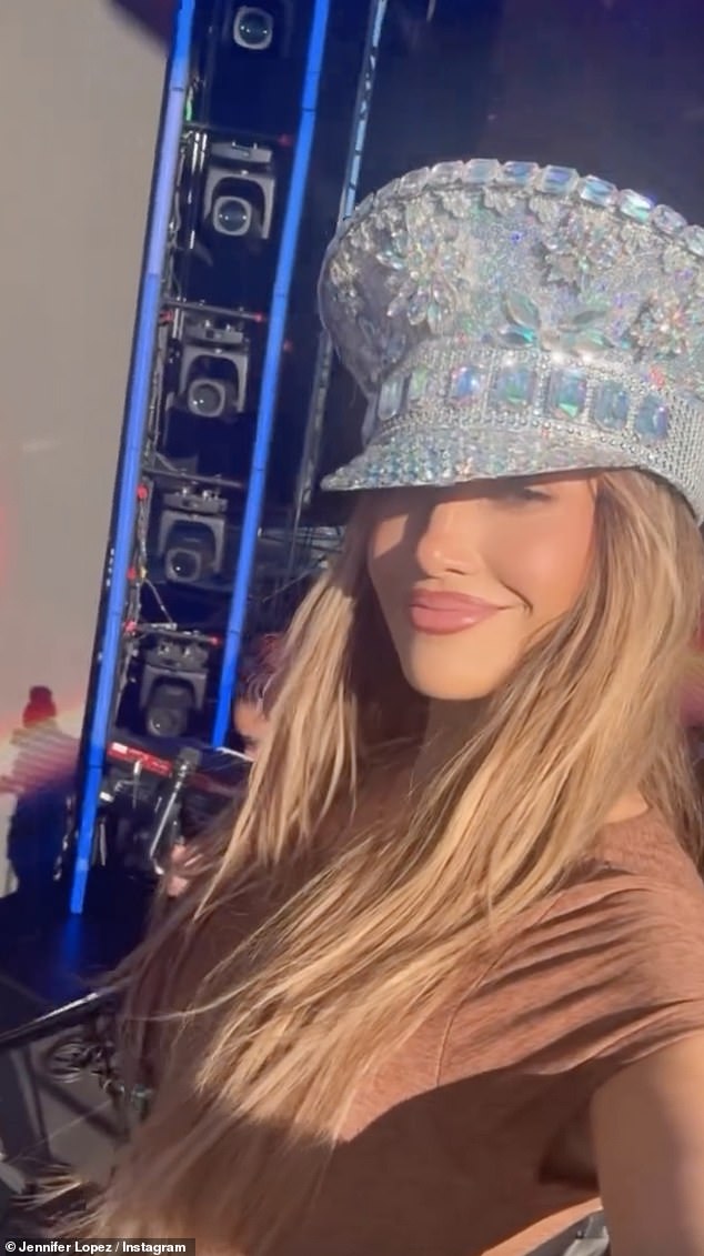 جينيفر ، التي كشفت النقاب عن نظرة جمال جريئة قبل عطلة الرابع من يوليو ، انتقلت إلى Instagram الاثنين لمشاركة لمحة وراء الكواليس من البروفات من أجل الجولة