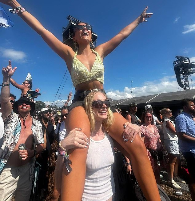 لقد تضمنت أيضًا صورة لها وصديقة لها ما يشبه حوت الوقت ، مع صوفي تمسك بها على كتفيها في Glastonbury Sunshine