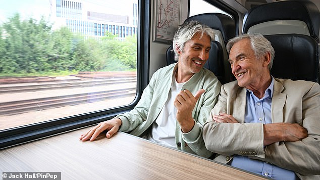 تعاون لاري مع مقدمه السابق جورج لامب في حملة جديدة مع National Rail التي تضمنت الثنائي في رحلة قطار معًا