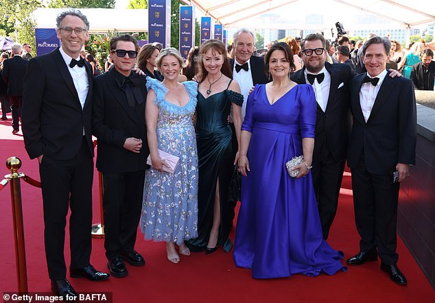 في مايو ، حضر لاري جوائز بافتا التلفزيونية إلى جانب فريق Gavin & Stacey ، بما في ذلك الكتاب جيمس كوردن وروث جونز