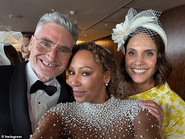 يتبع هذا المغامرة الأخيرة الساخنة على أعقاب ظهوره المفاجئ في حفلات Mel B في كاتدرائية سانت بول التاريخية في لندن
