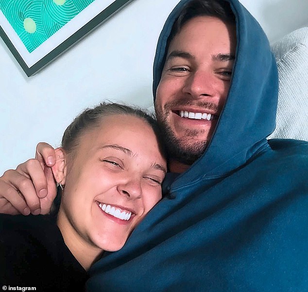 في الشهر الماضي ، سجلت Jojo الرقم القياسي في حياتها الجنسية وسط قصة حبها الناشئة مع نجمة Love Island Chris Hughes أثناء التحدث إلى E! أخبار