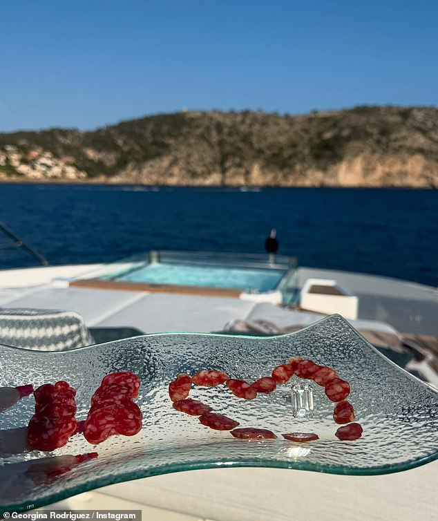 شاركت Georgina Rodriguez صورة لتناول وجبة خفيفة Chorizo مع منظر القارب في الخلفية
