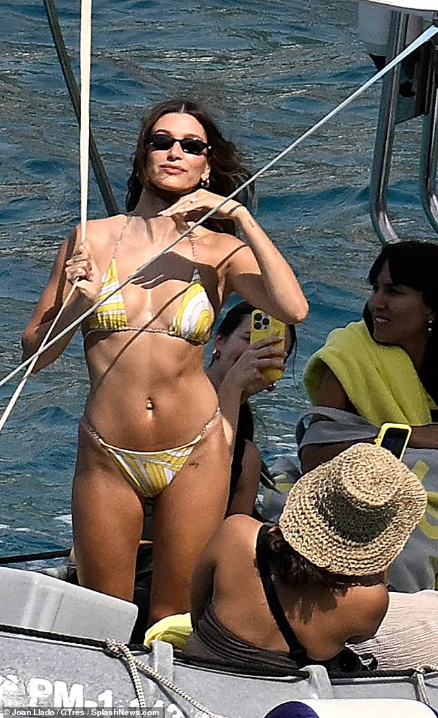 كانت Hailey Biebe R تعيش في أسلوب في Mallorca حيث شوهدت وهي تتلألأ في بيكيني مثير في رحلة على متن قارب - مما يعزز وضع قائمة الموقع