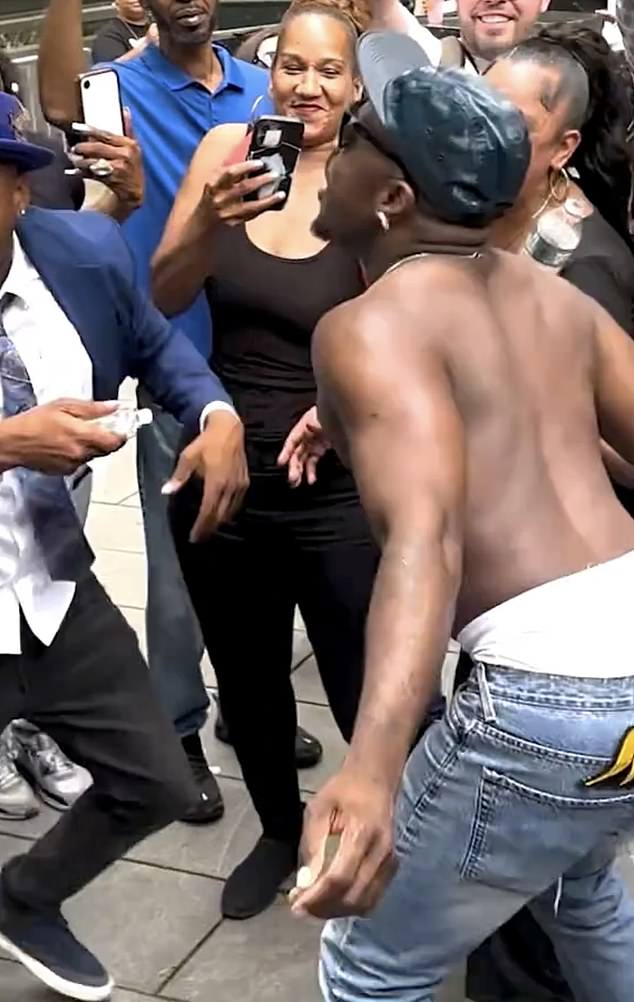 اعتذر منشئ المحتوى Armon Wiggins بعد أن أظهره لقطات الرقص بدون قميص ورشه بزيت الأطفال خارج المحكمة بعد حكم Diddy Trial