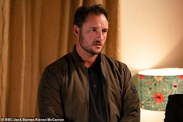 خرج جيمس مؤخرًا من EastEnders واستدعى