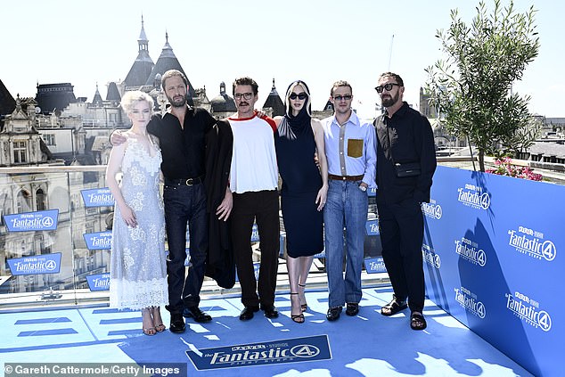 فريق Fantastic Four الذي تم تصويره LR Julia و Ebon Moss-Bachrach و Pedro و Vanessa و Joseph Quinn و Ralph Ineson
