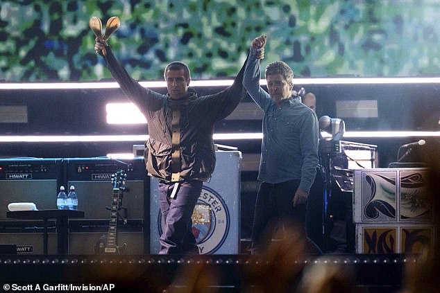 أعلن الأخوان عن جولة Oasis Live '25 في أغسطس الماضي ، بدءًا من تاريخين في كارديف ، قبل التوجه عبر المملكة المتحدة وأيرلندا (شوهد الأسبوع الماضي)