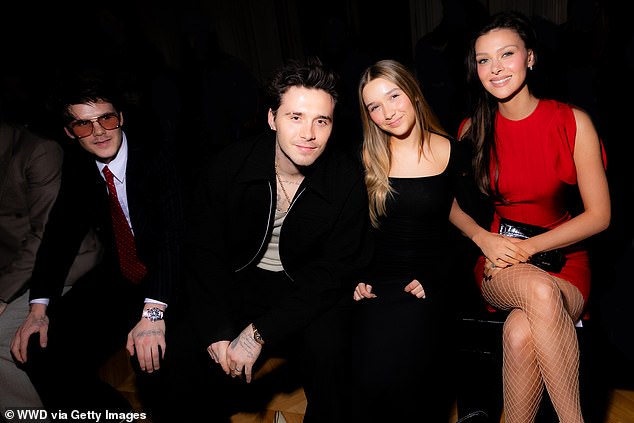 Cruz Beckham ، Brooklyn Beckham ، Harper Beckham و Nicola Peltz Beckham في Victoria Beckham's Ready to Autumn 2024 Show في باريس