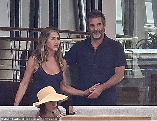 أكدت أنيستون علاقتها مع المنوم المغناطيسي ومدرب الحياة الروحية جيم كورتيس في وقت سابق من يوليو خلال استراحة اليخوت الرومانسية في مايوركا