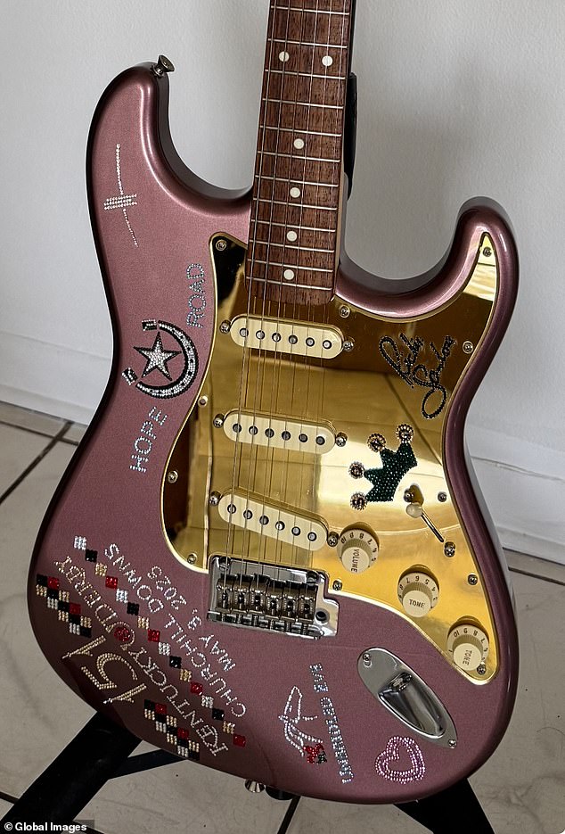 تم تصميم غيتار سامبورا (في الصورة) شخصيًا من قبل الروك البالغ من العمر 66 عامًا بالتعاون مع Guitars Kantor