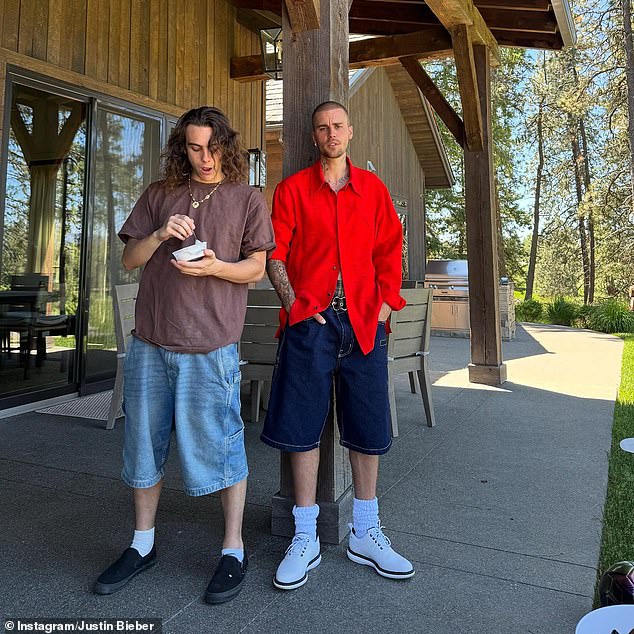 يأتي المنشور لمدة شهر واحد من Afte R Eddie و Justin قاموا بتوثيق ملاذ الجبال مع مجموعة من الأصدقاء الذكور لصنع الألبوم
