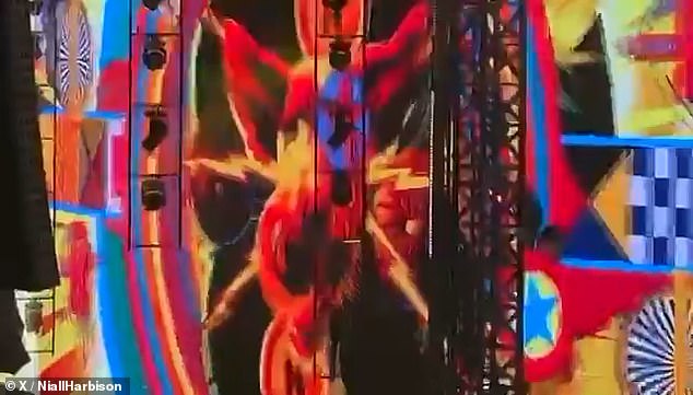 خلال المعرض ، أشاد الموسيقي بتكريم خاص لكلب الإنقاذ بعد أن تم عرض وجهه كجزء من The Light Show (في الصورة)