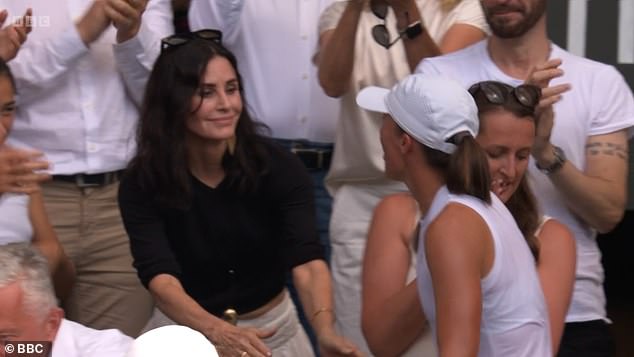كانت ممثلة الأصدقاء من بين تشكيلة مرصعة بالنجوم في Center Court ، وسارعت إلى تهنئة IGA بعد أن هرعت إلى المدرجات بعد فوزها