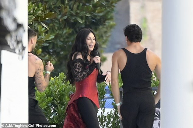 عرضت المغنية جسدها المثير للإعجاب في ثوب أسود من الدانتيل ، والذي كان له مشد أحمر مدمج ، قبل أن تتحول لاحقًا إلى مظهر مختلف