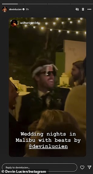 رقص في بدلة سوداء مع Maile Lei حول عنقه و Bandana الأبيض حول رأسه