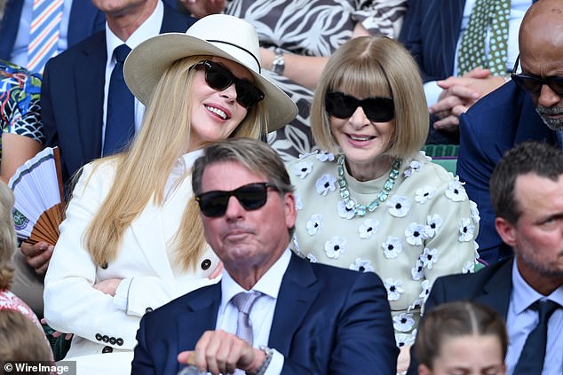 كانت جالسة جنبًا إلى جنب مع Vogue Powerhouse Anna Wintour في The Royal Box ، التي كانت ترتدي علامتها التجارية Blonde Bob و Black Sunglasses