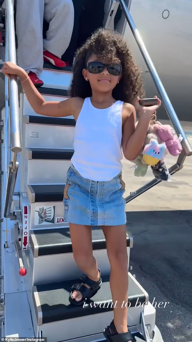 Kylie ، وهي أيضًا أمي لـ Aire Webster ، Three ، مع صديقها السابق Travis Scott ، شارك أيضًا مقاطع فيديو لـ Stormi التي تصل إلى اليونان