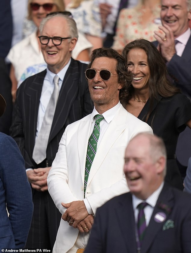كان الممثل الأمريكي ، 55 عامًا ، من بين المشاهير الذين شاهدوهم بينما فاز جانيك آثم على كارلوس ألكارز إلى لقب ويمبلدون في صندوق رويال ذي النجوم يوم الأحد