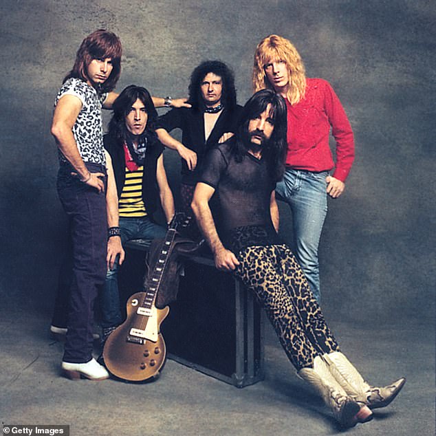تم إصدار This Is Spinal Tap لأول مرة في عام 1984 وقام ببطولته مايكل ماكين وكريستوفر ضيف وهاري شيرر. من إخراج روب راينر ، اتبعت مجموعة من المعادن الثقيلة Spinal Tap ، التي يطلق عليها اسم واحدة من أبرز فرق في إنجلترا ، في جولتهم الأمريكية