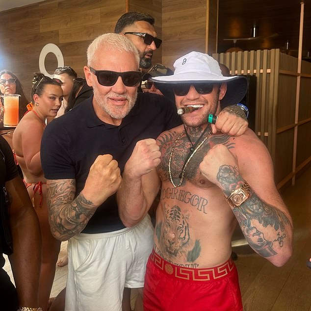 تم تصوير مقاتل UFC المثير للجدل مع Ibiza Nightlife Mogul Wayne Lineker