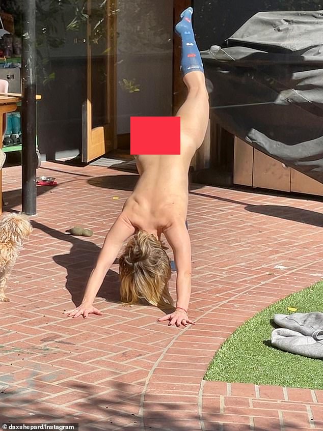 شارك الممثل الكوميدي البالغ من العمر 50 عامًا في أتباعه البالغ عددهم 4.1 مليون من أتباع Instagram يوم الثلاثاء حيث شارك بشكل مثير للصدمة صورة لكريستين ، 44 عامًا ، وهو يقوم باليوغا في العارية
