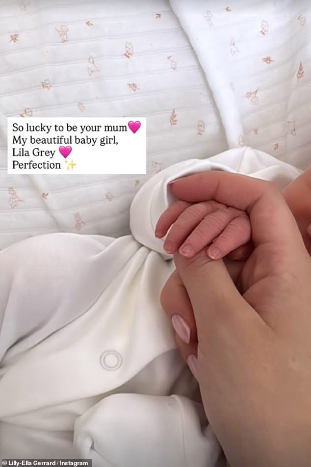 شاركت المؤثر صورة رائعتين على قصتها على Instagram وهي تمسك يد طفلها في منشور مؤثر وشاركت اسم ابنتها في التسمية التوضيحية