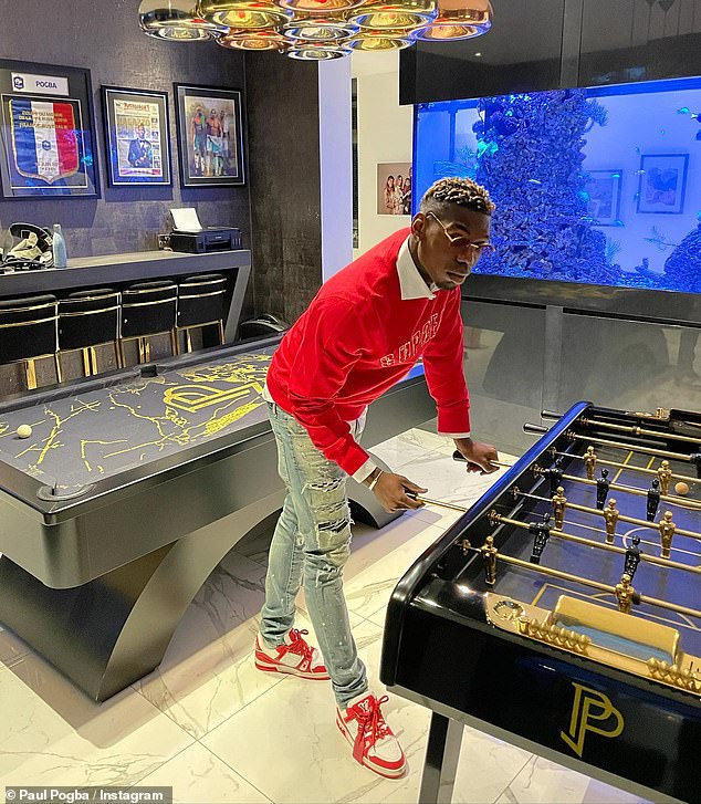 صورة Pogba نفسها التي نشرها في عام 2021 ، أوضح له وهو يلعب على المائدة كرة القدم في غرفة ألعابه ، والتي كانت كاملة مع طاولة بلياردو مخصصة