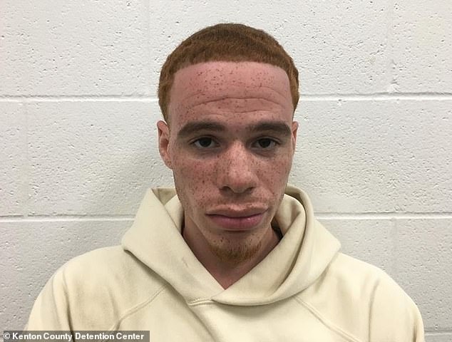 تم إلقاء القبض على Deondre Burgin ¿الذي يشارك طفلًا حديث الولادة مع جاكسون في محطة وقود في كنتاكي في 14 يوليو بعد أن اكتشف رجال الشرطة أنه كان لديه أمر نشط خارج الولاية ، وفقًا لـ TMZ