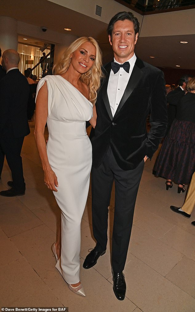 تيس يشارك بنات فيبي ، 20 عامًا ، و Amber ، 16 عامًا ، مع Radio 2 DJ Pairt Vernon Kay ، 51 (في الصورة العام الماضي)
