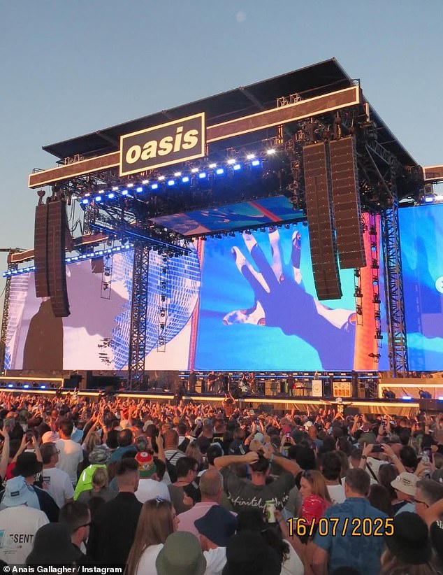 النموذج ، 25 ، OASIS Live '25 Tour T-Shirt مع زوج من الجينز الدنيم الأزرق أثناء عرضها على صور الكاميرا الرقمية في منطقة VIP أثناء Gig at Heaton Park