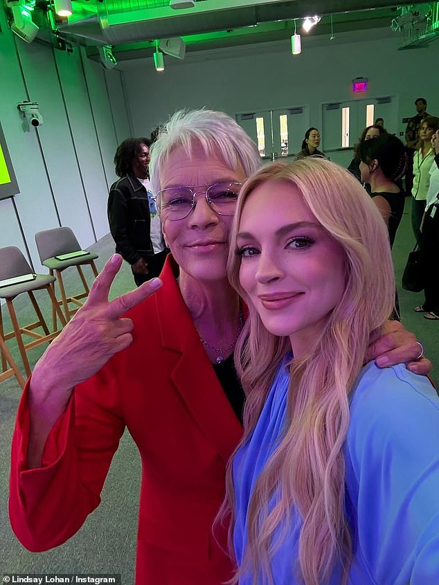 في تحديث مشترك في Instagram ، بدأت Lindsay يومها بوجه قبل أن تتظاهر بسلسلة من الصور مع Jamie Lee Curtis