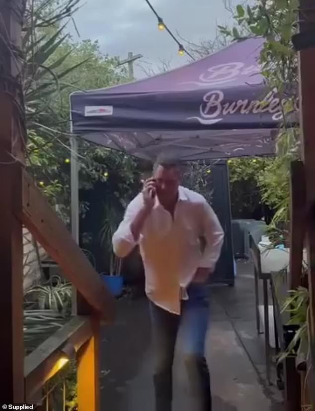 في يوم الأربعاء ، اعترف فوتي الرائع واين (في الصورة) بأنه الرجل الذي يظهر في مقطع فيديو فيروسي يزعم أنه يظهر رجل وامرأة يخرجان من الحمام في حانة ملبورن العصرية