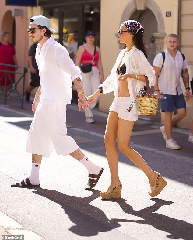 خرج الزوجان في مطابقة مجموعات الكتان البيضاء ، مع ارتداء نيكولا زوج من السراويل البيضاء المتوترة ذات الارتفاع المنخفض وقميص كبير الحجم