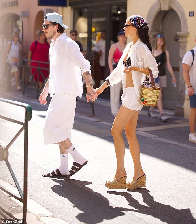 في هذه الأثناء ، كان بروكلين يرتدي قميصًا من الكتان الأبيض مع سترة تحتها ، وسراويل قصيرة بطول الركبة ، وينهي مجموعته بالجوارب والصنادل