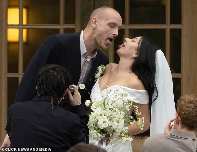 لا يمكن لطيور الحب أن تحتوي على حماسهم لأنهم معبدون على PDA بعد أن قالوا إنني أفعل