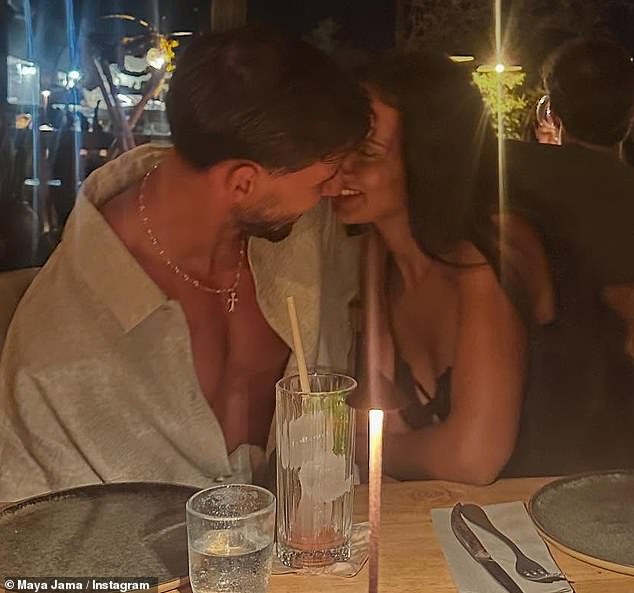 انتقلت مضيف Love Island ، 30 عامًا ، إلى Instagram مع لقطات من رحلتها المحببة مع نجمة مانشستر سيتي ، 27 عامًا ، حيث تصدرت تانزهم قبل الاستمتاع بوجبة رومانسية