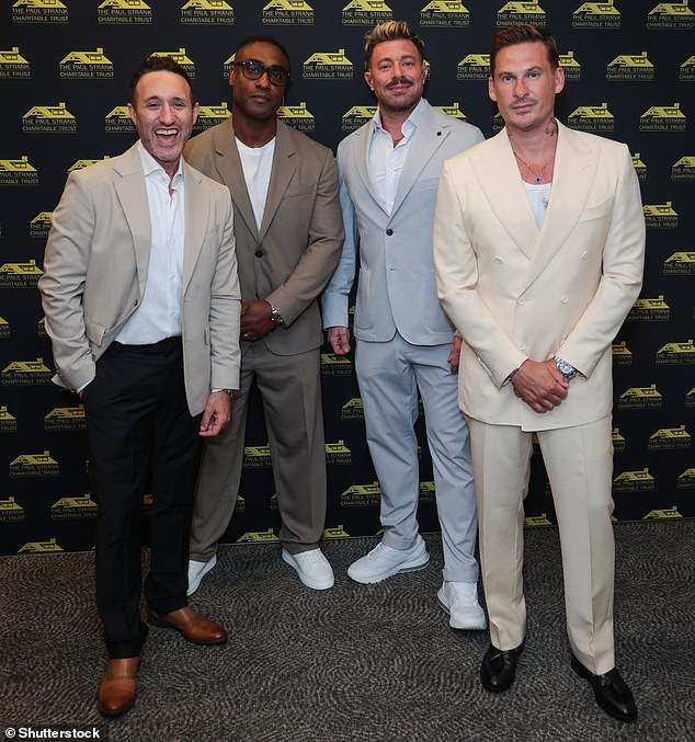 بدا كل من Blue Stars Antony Costa و Simon Webbe و Duncan James و Lee Ryan في بدلاتهم الملونة أثناء حضورهم حفلة الصيف بول Strank