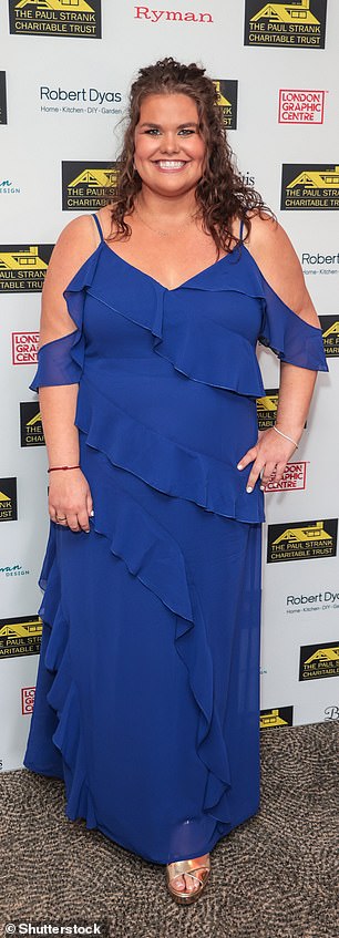 كما شهدت الحدث السنوي الذي يجمع الأموال للأطفال المتميزين أيضًا حاضر نجمة Gogglebox Amy Tapper وهي تبتسم في فستان كشكش أزرق