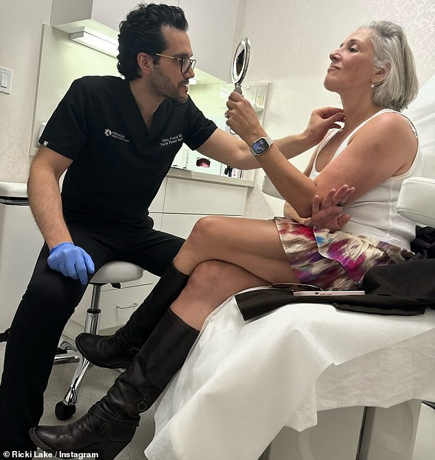 عرض ألبوم Instagram غوصًا عميقًا في القصة وراء عملية تجميل Ricki ، مع صور تظهر أول استشارة لها مع جراح التجميل