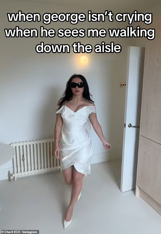 في وقت لاحق ، عرضت Tiktok Charli فستان زفافها على Leggy ، والتي تعاونت مع Shades ، لمقطع ممتع أثناء تبخترها في غرفة قبل أن تدير أعقابها وتخرج منها