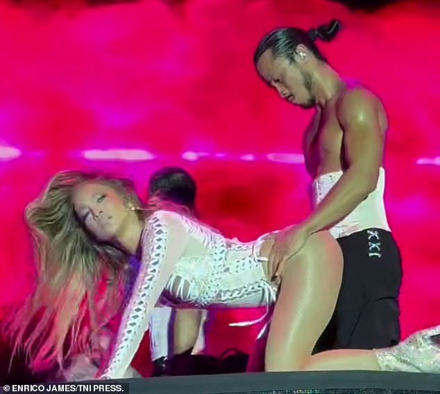 قبل 24 ساعة ، صدمت JLO بأدائها المصنوع من X والتي شهدت محاكاة مواقف الجنس على خشبة المسرح في مهرجان Cook Music Fest في Tenerife