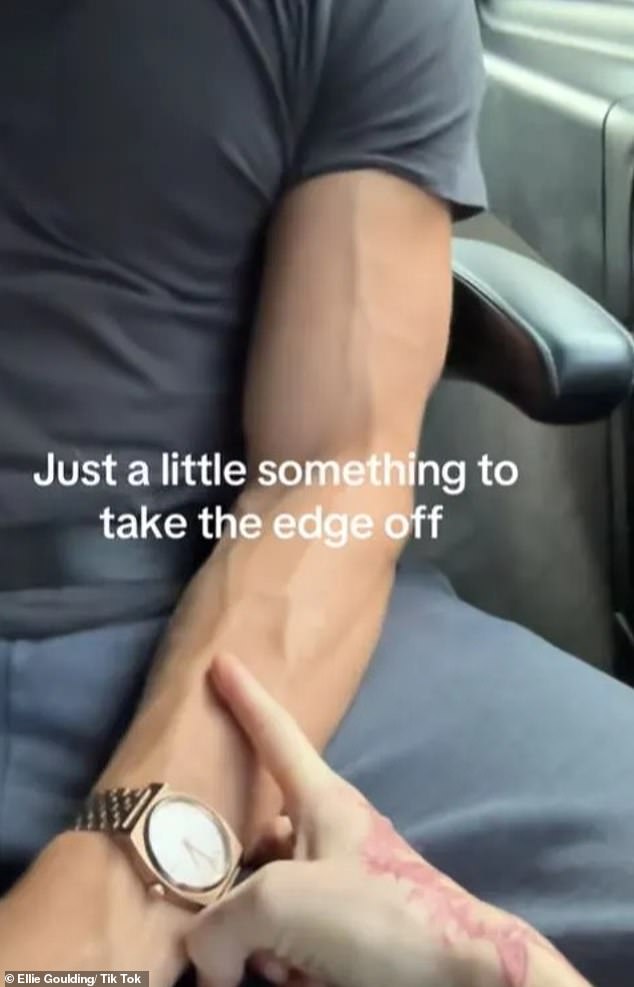 في الأسبوع الماضي ، قيل إن إيلي قد أزعجت رومانسية معه بفيديو Tiktok الخفي المنشور على موظفيها الاجتماعي
