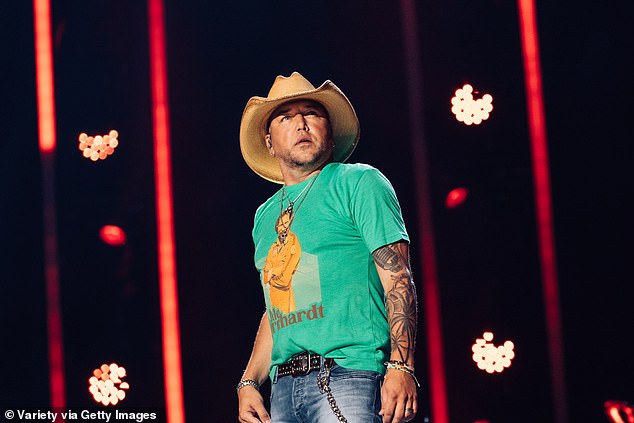 كان Aldean تزوجت مع جيسيكا أوسسيري عندما شوهد في سبتمبر 2012 وهو يقبل الآن زوجة بريتاني كير ، وهي مشجعة لمرة واحدة لشارلوت بوبكاتس التي اختبأت من أجل أمريكان أيدول