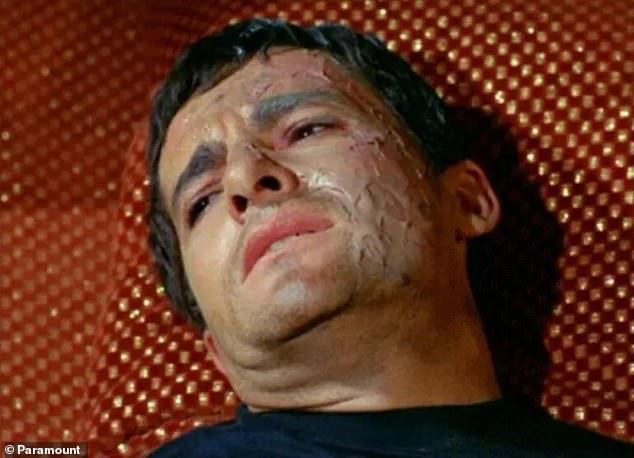تم تصوير Troupe على الملازم Matthew Harold في مسلسل Star Trek TV ، أيضًا في عام 1967 (في الصورة)