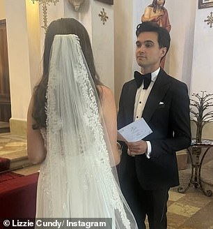 يعوض المظهر مع قميص لباس أبيض وربطة عنق القوس
