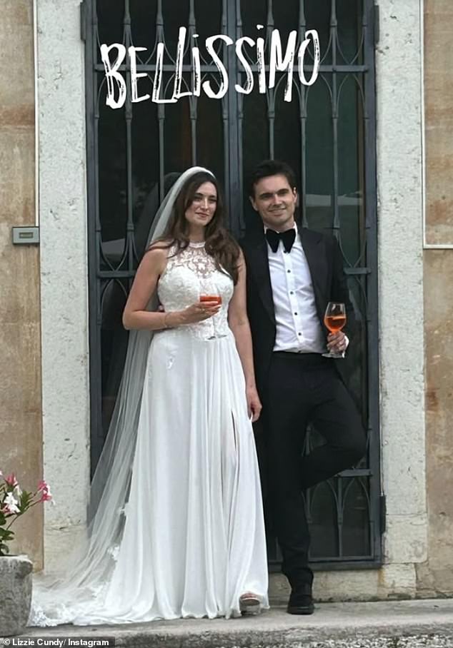اختارت مارتينا البيضاء التقليدية في اليوم ، مع سمراء المشي في الممر في ثوب مخصص بطول الأرض ومطابقة الحجاب